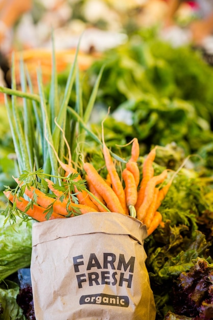 Prodotti biologici freschi in vendita presso il mercato degli agricoltori locali.