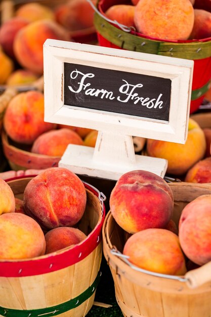 Prodotti biologici freschi in vendita presso il mercato degli agricoltori locali.