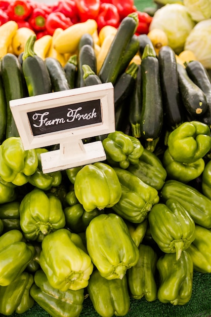 Prodotti biologici freschi in vendita presso il mercato degli agricoltori locali.