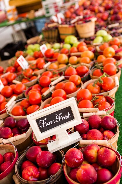 Prodotti biologici freschi in vendita presso il mercato degli agricoltori locali.