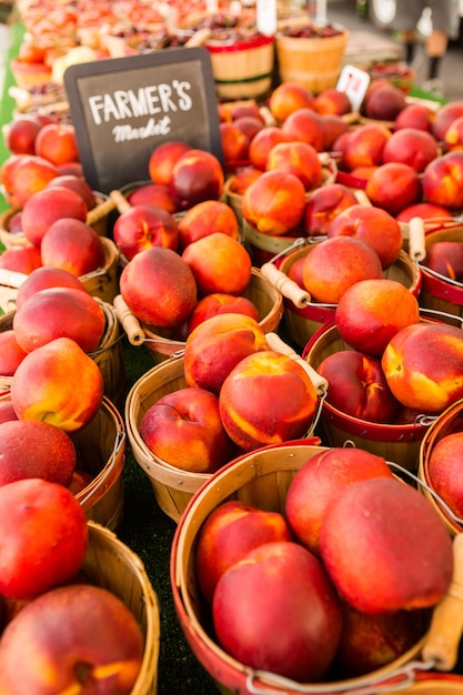 Prodotti biologici freschi in vendita presso il mercato degli agricoltori locali.