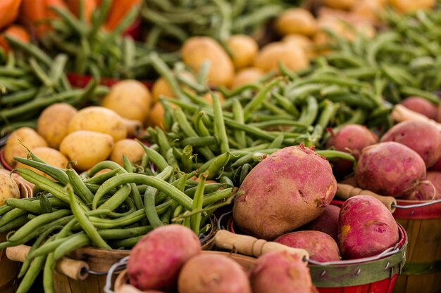 Prodotti biologici freschi in vendita presso il mercato degli agricoltori locali.