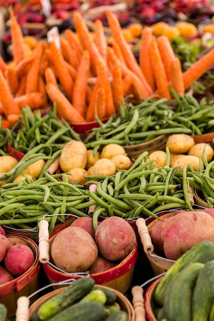 Prodotti biologici freschi in vendita presso il mercato degli agricoltori locali.