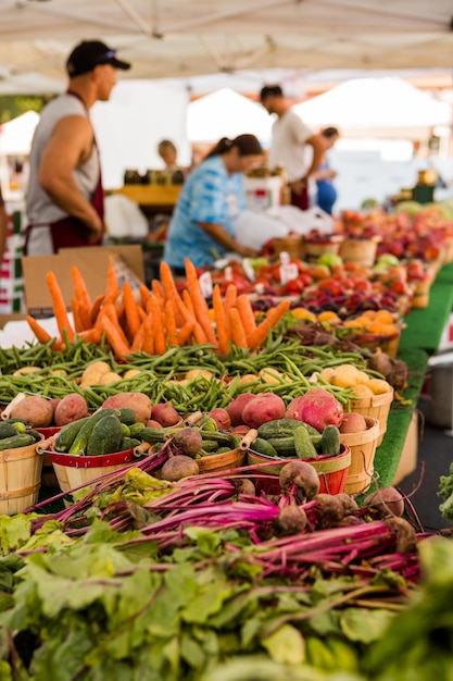 Prodotti biologici freschi in vendita presso il mercato degli agricoltori locali.