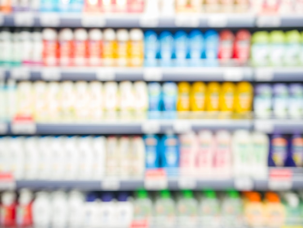 Prodotti colorati supermercato offuscata sugli scaffali - Shampoo bottiglie sfondo con DOF superficiale