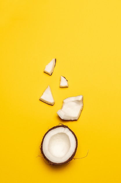 Prodotti cosmetici al cocco. Flat lay, vista dall&#39;alto, quadrato