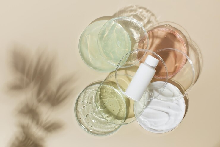 Prodotti cosmetici antietà in piatti e bottiglia vuota su sfondo beige