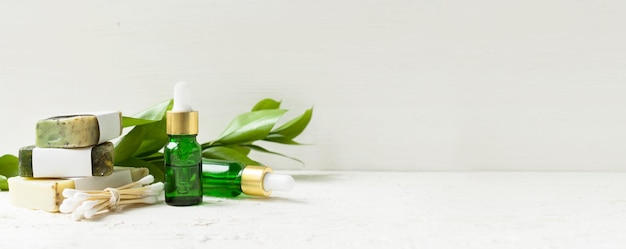 Prodotti cosmetici ecologici per la cura della pelle del viso e del corpo Flaconi cosmetici in vetro con olio essenziale naturale