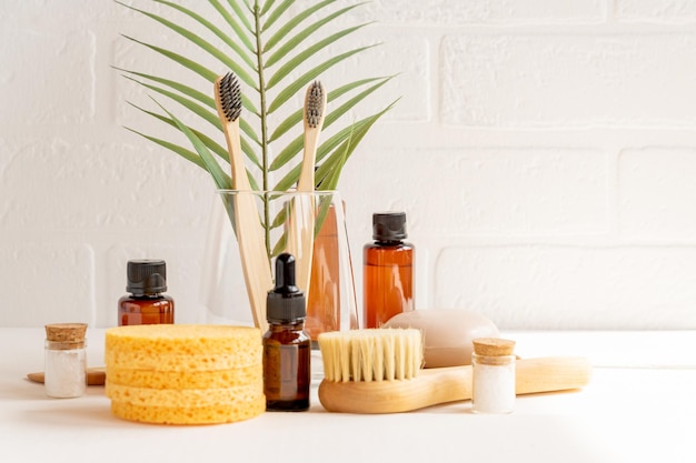 Prodotti cosmetici naturali di spa composizione con bottiglie di oli essenziali sale marino