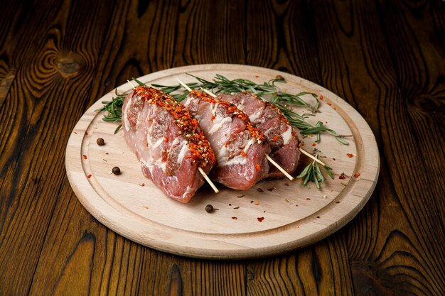 prodotti culinari di carne su una tavola di legno