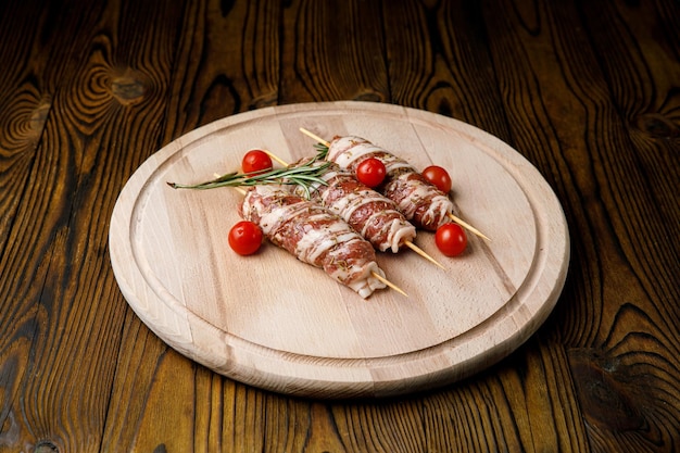 prodotti culinari di carne su una tavola di legno