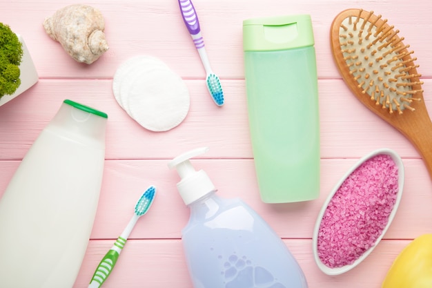 Prodotti da bagno su sfondo rosa