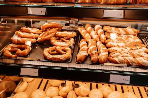 prodotti da forno deliziosi e freschi pretzel di pane e bagel e focacce sulla vetrina del negozio