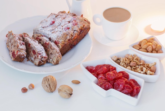 Prodotti da forno di Natale con una tazza di caffè sul tavolo bianco