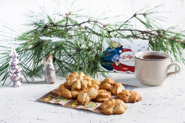 Prodotti da forno festivi. Dolci natalizi e tè