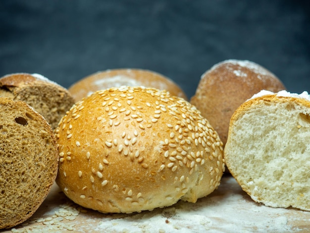 Prodotti da forno Panini su tagliere Panini di segale e frumento Prodotti a base di farina di frumento pregiata e farina di segale