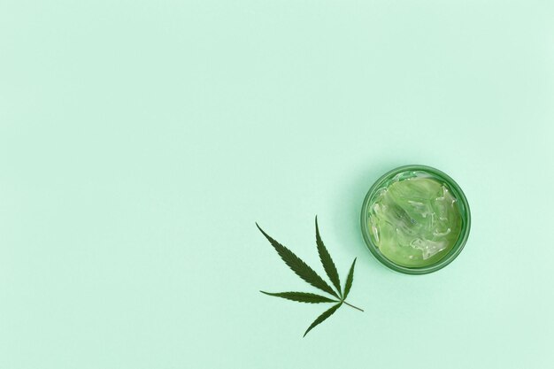 Prodotti di bellezza alla cannabis che contengono ingredienti naturali di origine vegetale Vasetto di crema di canapa