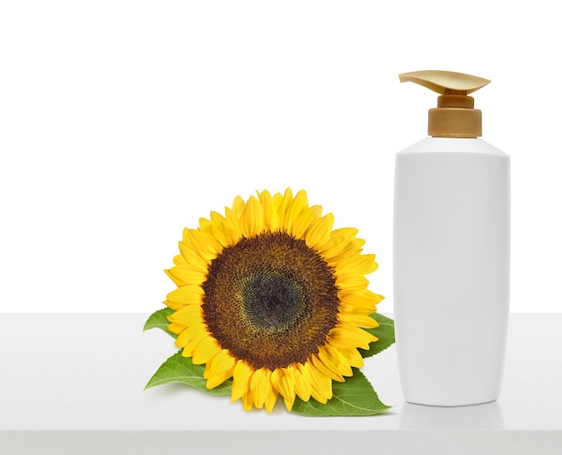 Prodotti di girasole e bottiglie di shampoo sul tavolo bianco