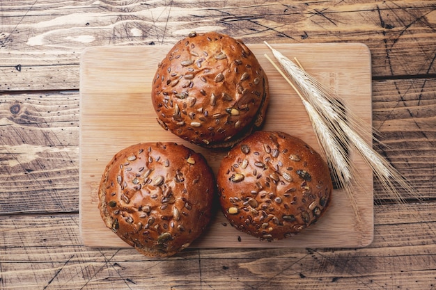 Prodotti di pane con cereali e semi su un tavolo di legno.