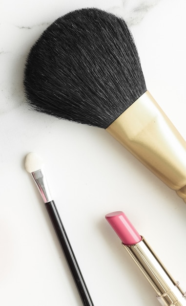 Prodotti di trucco e cosmetici su marmo piatto moderno blog di bellezza stile di vita femminile e concetto di ispirazione alla moda