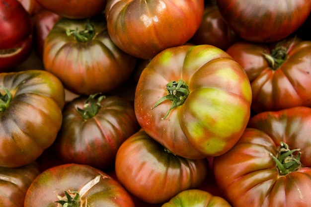 Prodotti freschi al mercato degli agricoltori all'inizio dell'estate.