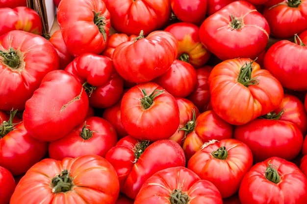 Prodotti freschi al mercato degli agricoltori all'inizio dell'estate.