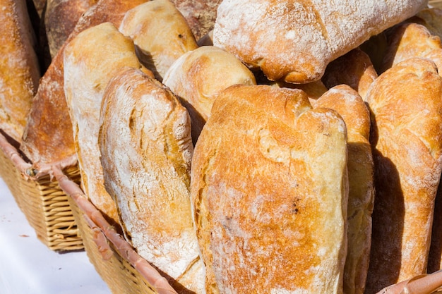 Prodotti freschi al mercato degli agricoltori locali.