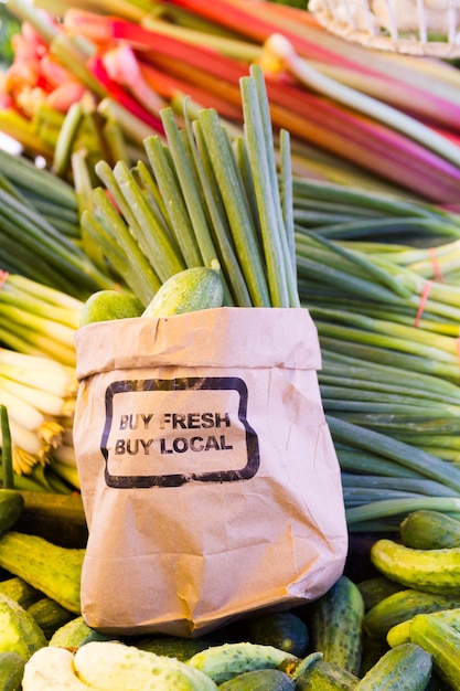 Prodotti freschi in vendita presso il mercato degli agricoltori locali.