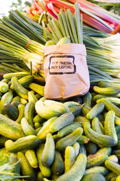 Prodotti freschi in vendita presso il mercato degli agricoltori locali.