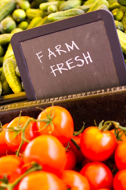 Prodotti freschi in vendita presso il mercato degli agricoltori locali.