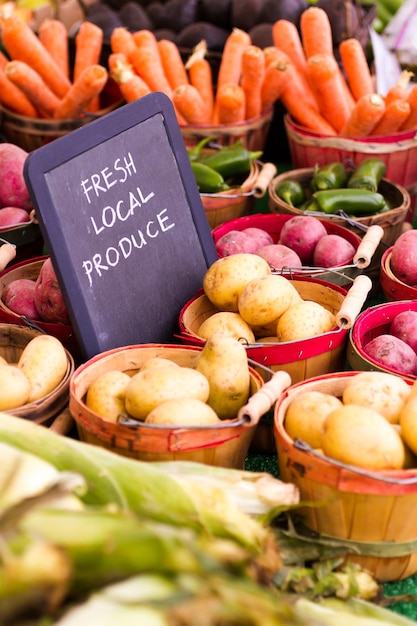 Prodotti freschi in vendita presso il mercato degli agricoltori locali.