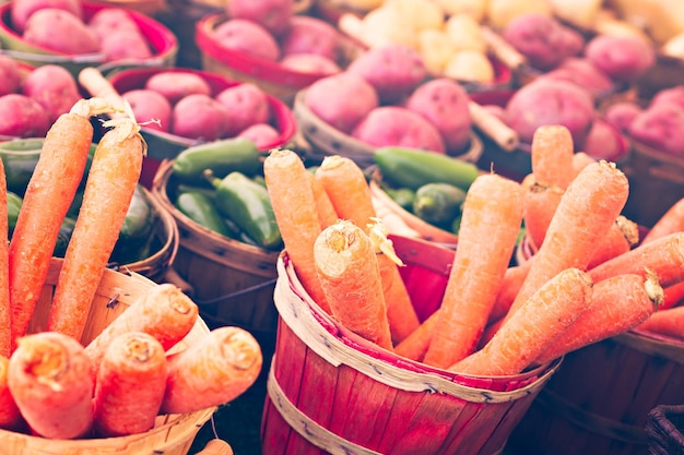 Prodotti freschi in vendita presso il mercato degli agricoltori locali.