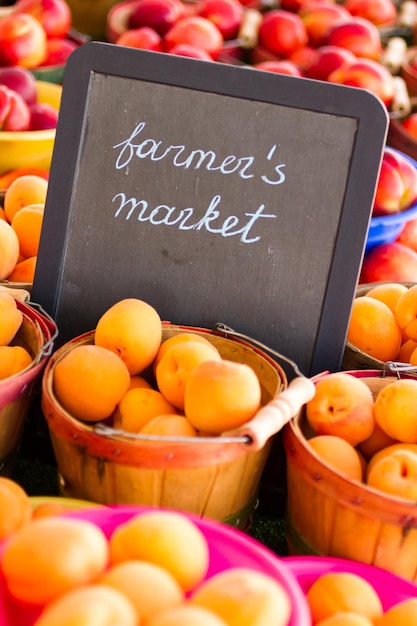 Prodotti freschi in vendita presso il mercato degli agricoltori locali.