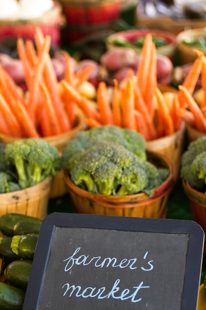 Prodotti freschi in vendita presso il mercato degli agricoltori locali.