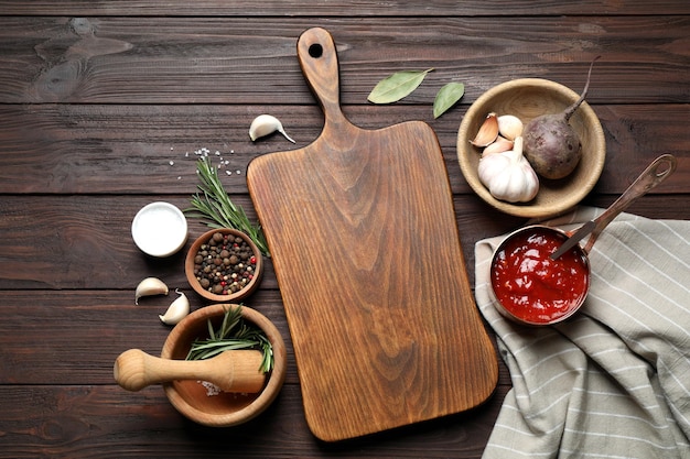 Prodotti freschi su tavola di legno distesi piatti Cucina sana
