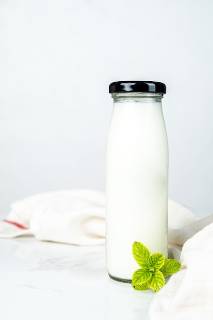 Prodotti lattier-caseario e latte su fondo bianco
