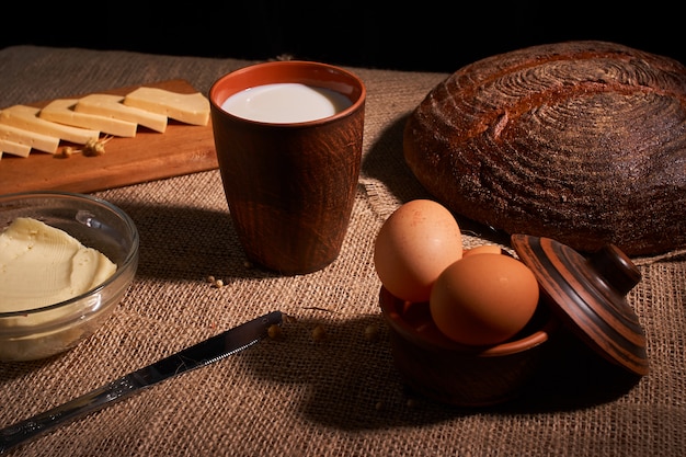 Prodotti lattiero-caseari assortiti latte, formaggio, burro rustico still life