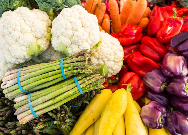 Prodotti locali al mercato estivo degli agricoltori della città.