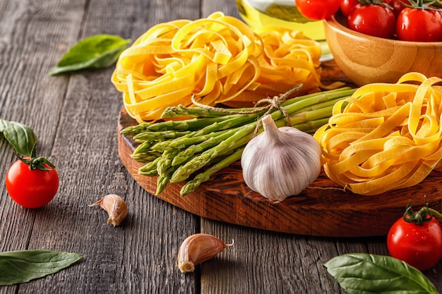 Prodotti per cucinare - asparagi freschi, pasta, olio d'oliva.