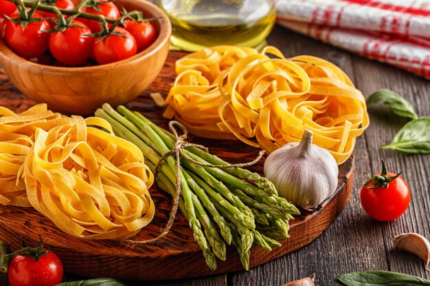 Prodotti per cucinare - asparagi freschi, pasta, olio d'oliva.