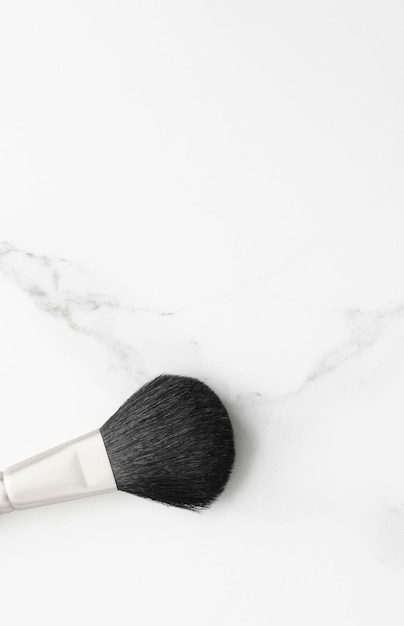 Prodotti per il trucco e i cosmetici su fondo piatto in marmo