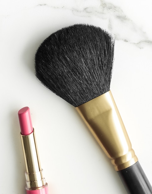 Prodotti per il trucco e la cosmesi su sfondo flatlay in marmo moderno blog di bellezza lifestyle femminile e