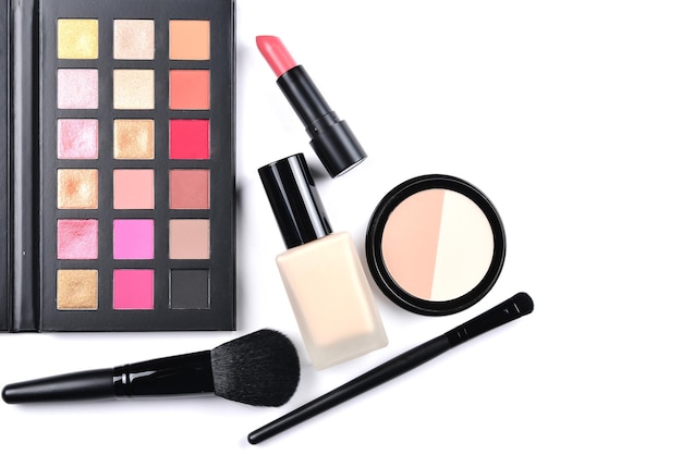 Prodotti per il trucco professionale con prodotti di bellezza cosmetici, fondotinta, ombretti, ciglia, pennelli e strumenti