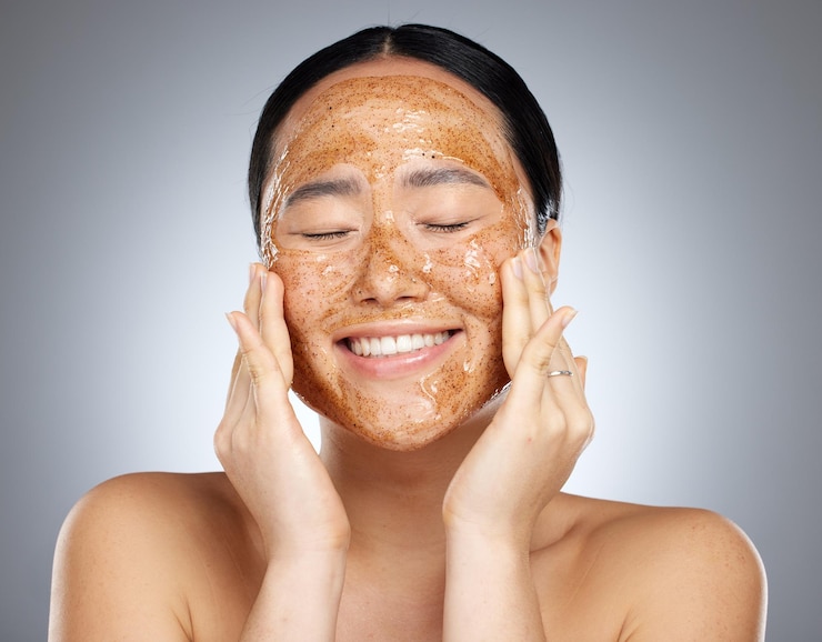 Foto prodotti per il viso e prodotti per la cura della pelle della donna, maschera per il viso, cosmetici per la pulizia della pelle liscia e morbida nello studio asiatico