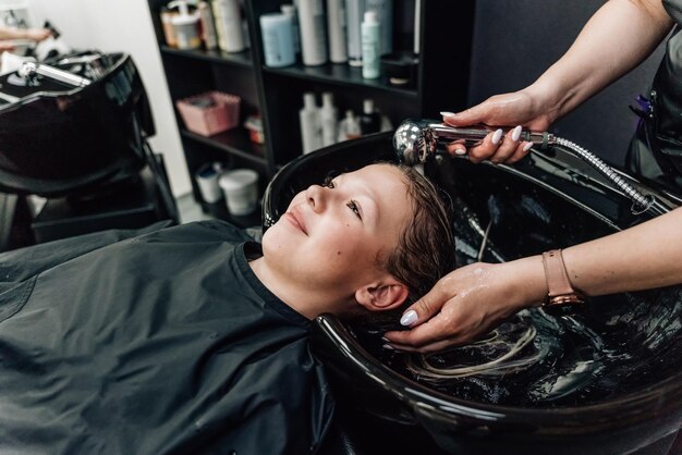 Prodotti per la cura dei capelli nel salone di bellezza per lavare i capelli nel salone