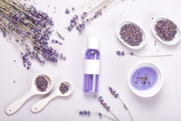 Prodotti per la cura del corpo alla lavanda. Aromaterapia, spa e concetto di assistenza sanitaria naturale