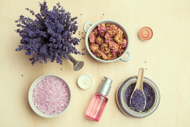 Prodotti per la cura del corpo alla lavanda. Aromaterapia, spa e concetto di assistenza sanitaria naturale