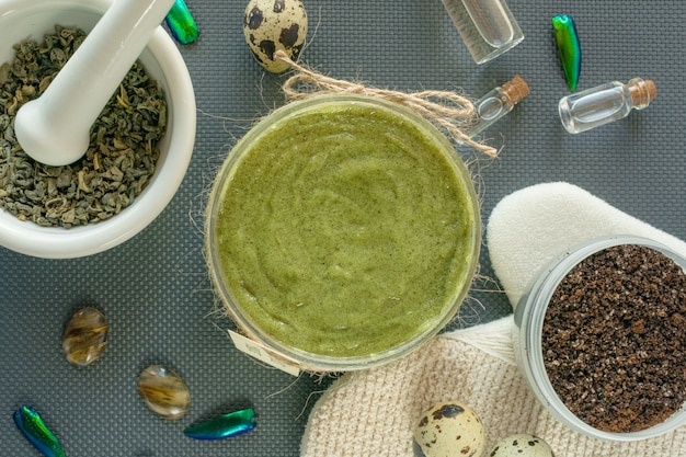 Prodotti per la cura del corpo con tè, sale, caffè, olio naturale e uova di quaglia. SPA still life. Peeling del corpo