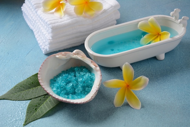 Prodotti per la cura del corpo e della spa. Bagno aromatico blu Sale del Mar Morto su sfondo blu. Ingredienti naturali per lo scrub al sale per il corpo fatto in casa. Cosmetici del Mar Morto. Cura della pelle di bellezza. Trattamento Spa.