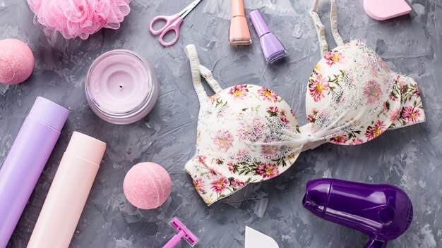 Prodotti per la cura personale, lingerie e cosmetici piatti laici. Concetto di trattamento di bellezza della donna, vista dall'alto